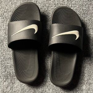 Nike Kawa Slide GS Black/ White Swoosh Kids Size 3Y(boys)